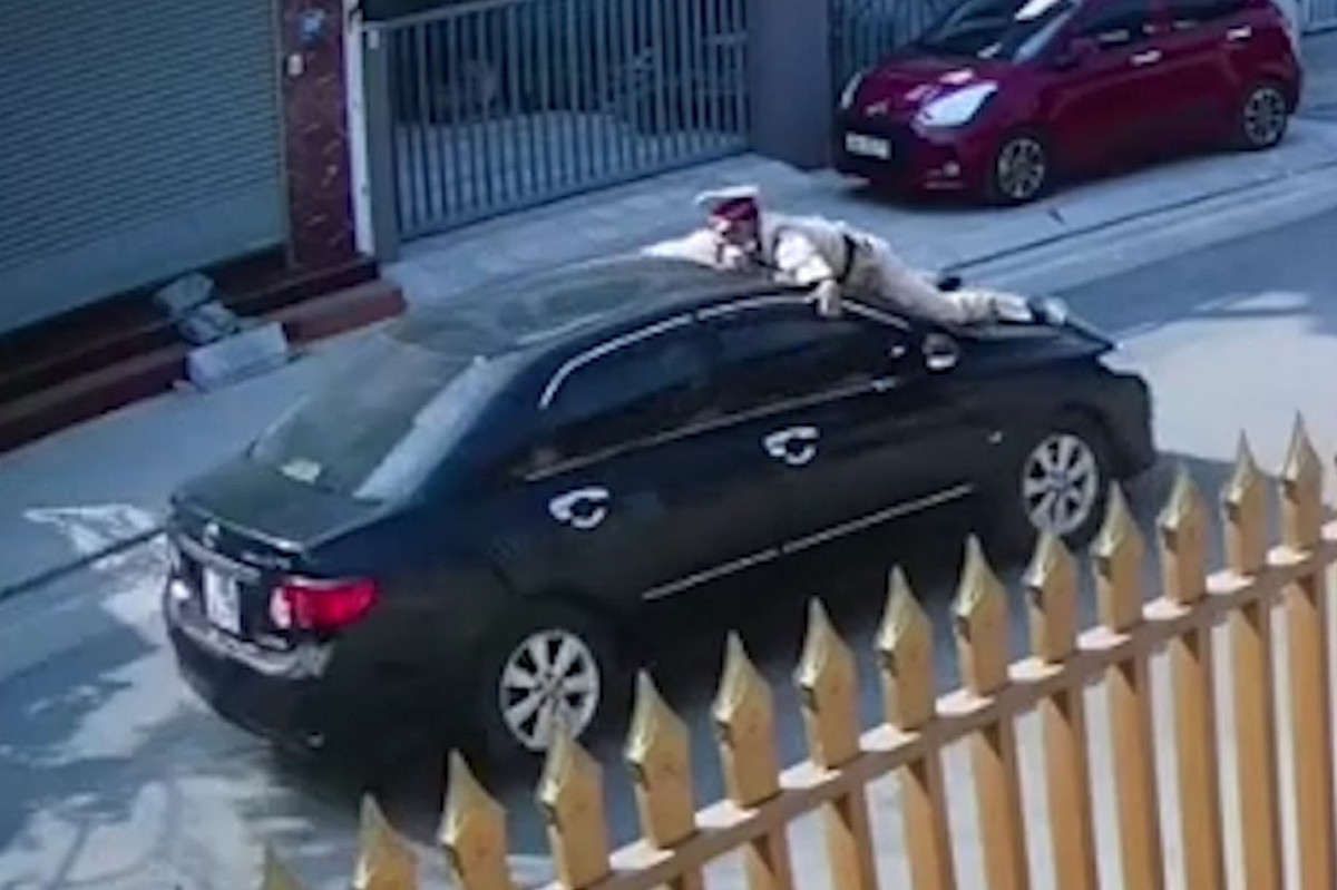 Tạm giữ hình sự tài xế hất CSGT lên nắp ca pô ô tô bỏ chạy - Hình 2 Tam giu hinh su tai xe hat CSGT len nap ca po o to bo chay-Hinh-2