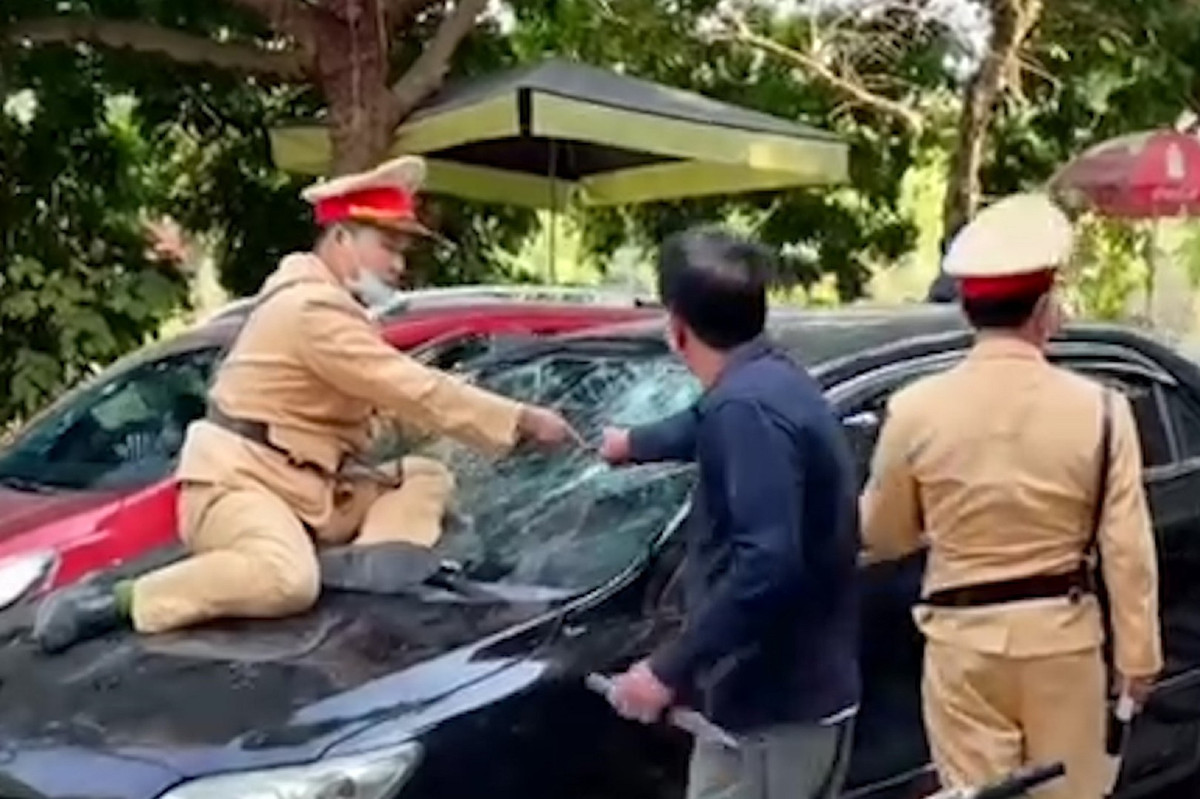 Tạm giữ hình sự tài xế hất CSGT lên nắp ca pô ô tô bỏ chạy - Hình 3 Tam giu hinh su tai xe hat CSGT len nap ca po o to bo chay-Hinh-3