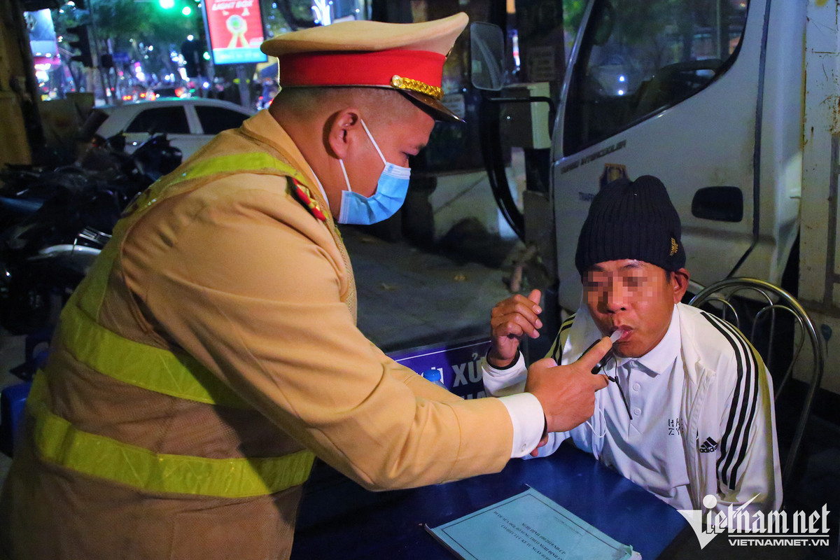 Tài xế say sưa bia rượu đi chơi đêm Noel, nhận phạt ‘kịch khung’ - Hình 2 Tai xe say sua bia ruou di choi dem Noel, nhan phat ‘kich khung’-Hinh-2