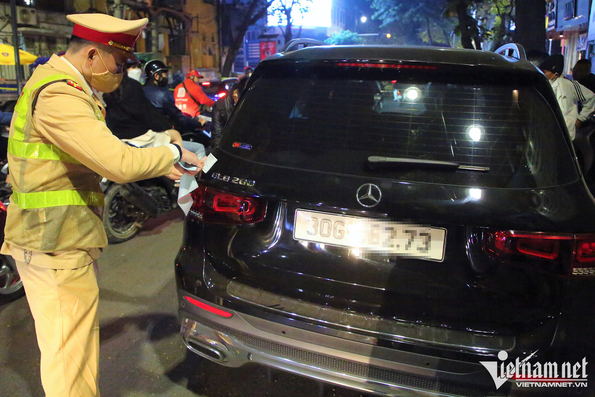 Tài xế say sưa bia rượu đi chơi đêm Noel, nhận phạt ‘kịch khung’ - Hình 3 Tai xe say sua bia ruou di choi dem Noel, nhan phat ‘kich khung’-Hinh-3