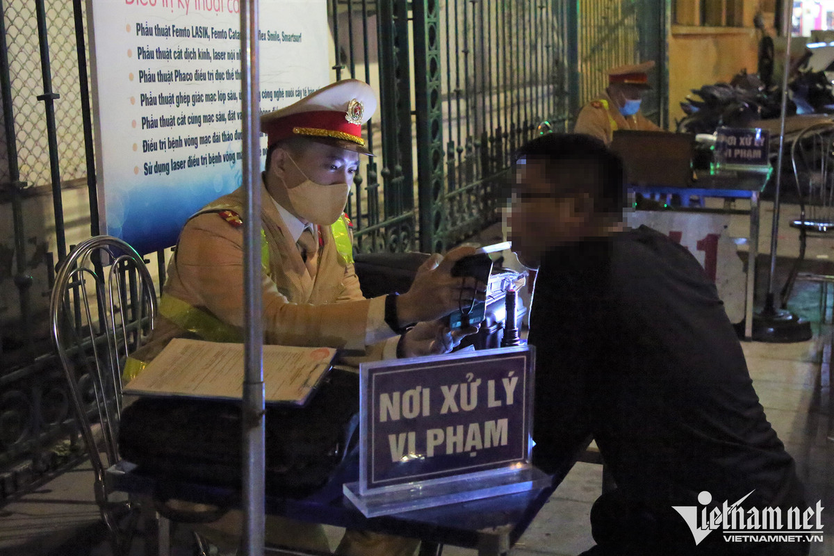 Tài xế say sưa bia rượu đi chơi đêm Noel, nhận phạt ‘kịch khung’ - Hình 4 Tai xe say sua bia ruou di choi dem Noel, nhan phat ‘kich khung’-Hinh-4