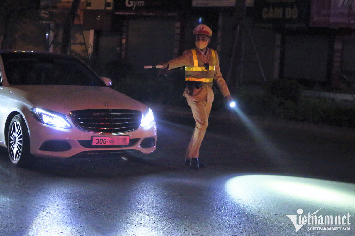 Tài xế say sưa bia rượu đi chơi đêm Noel, nhận phạt ‘kịch khung’ - Hình 8 Tai xe say sua bia ruou di choi dem Noel, nhan phat ‘kich khung’-Hinh-8