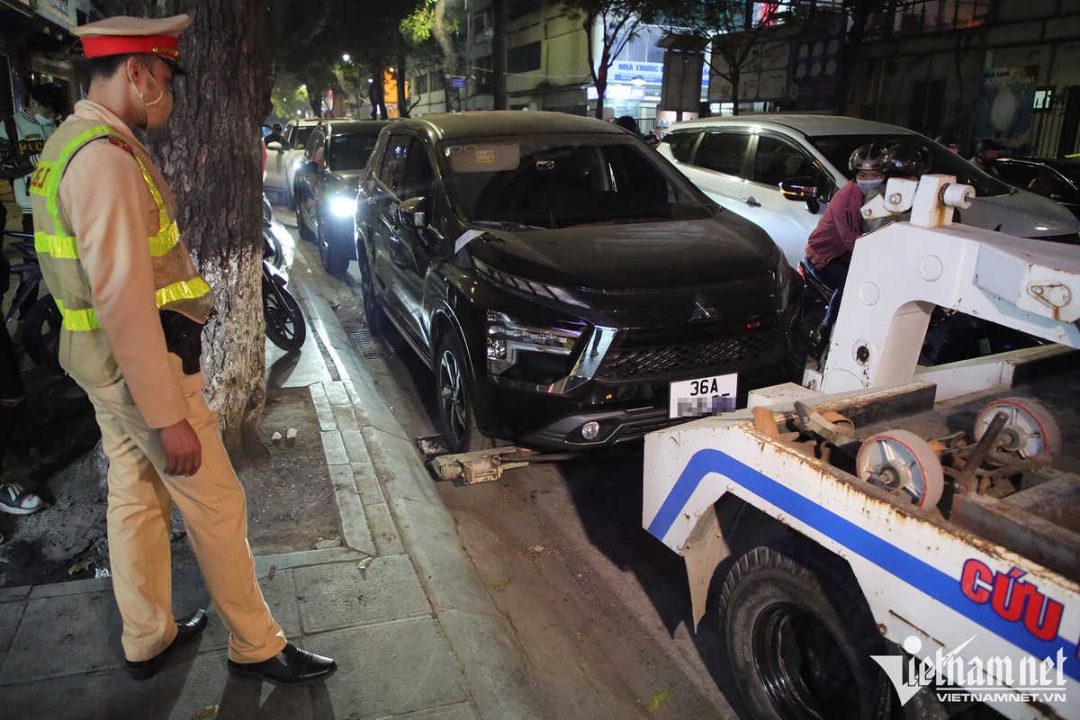 Tài xế say sưa bia rượu đi chơi đêm Noel, nhận phạt ‘kịch khung’ - Hình 5 Tai xe say sua bia ruou di choi dem Noel, nhan phat ‘kich khung’-Hinh-5