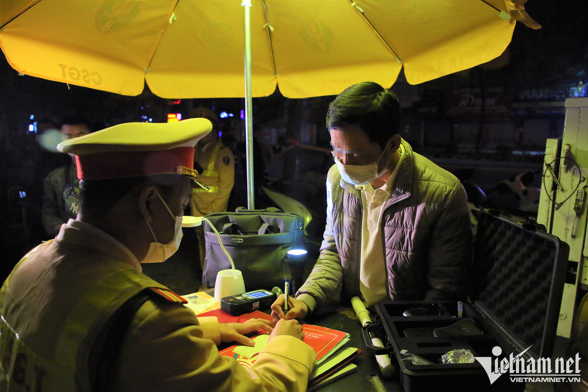 Tài xế say sưa bia rượu đi chơi đêm Noel, nhận phạt ‘kịch khung’ - Hình 7 Tai xe say sua bia ruou di choi dem Noel, nhan phat ‘kich khung’-Hinh-7