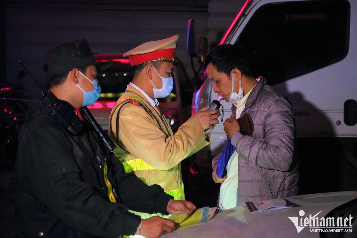 Tài xế say sưa bia rượu đi chơi đêm Noel, nhận phạt ‘kịch khung’ - Hình 6 Tai xe say sua bia ruou di choi dem Noel, nhan phat ‘kich khung’-Hinh-6