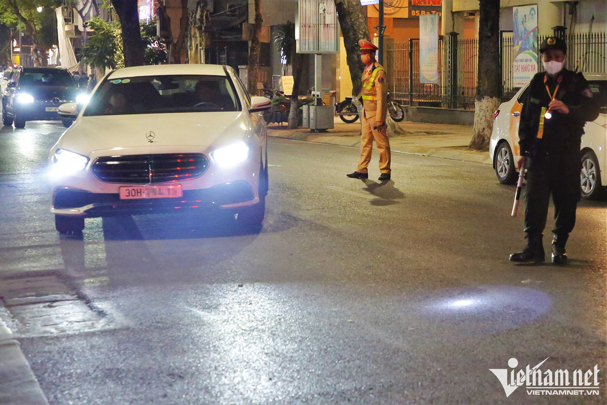 Tài xế say sưa bia rượu đi chơi đêm Noel, nhận phạt ‘kịch khung’ Tai xe say sua bia ruou di choi dem Noel, nhan phat ‘kich khung’