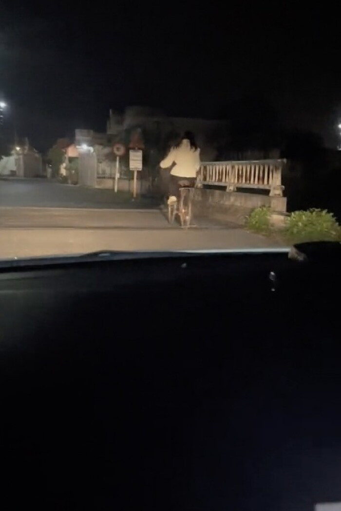 Vo dap xe 20km bo ve ngoai giua khuya, anh chong hanh dong bat ngo
