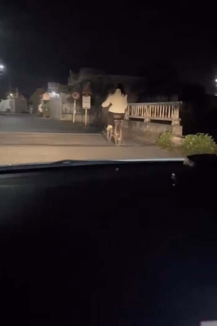 Vo dap xe 20km bo ve ngoai giua khuya, anh chong hanh dong bat ngo