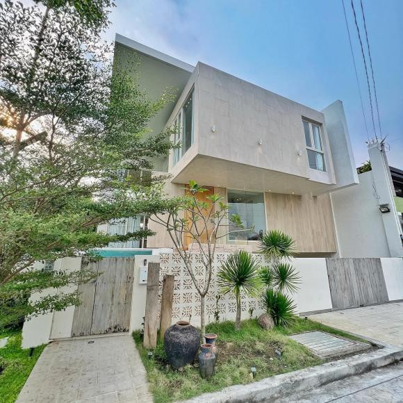 Thiet ke nha hinh hop, co be boi tren cao cuc an tuong-Hinh-2