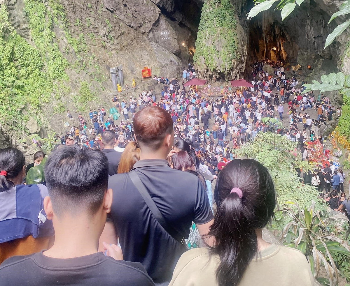 Chưa khai hội, hàng vạn du khách đổ về chùa Hương đầu năm mới - Hình 2 Chua khai hoi, hang van du khach do ve chua Huong dau nam moi-Hinh-2