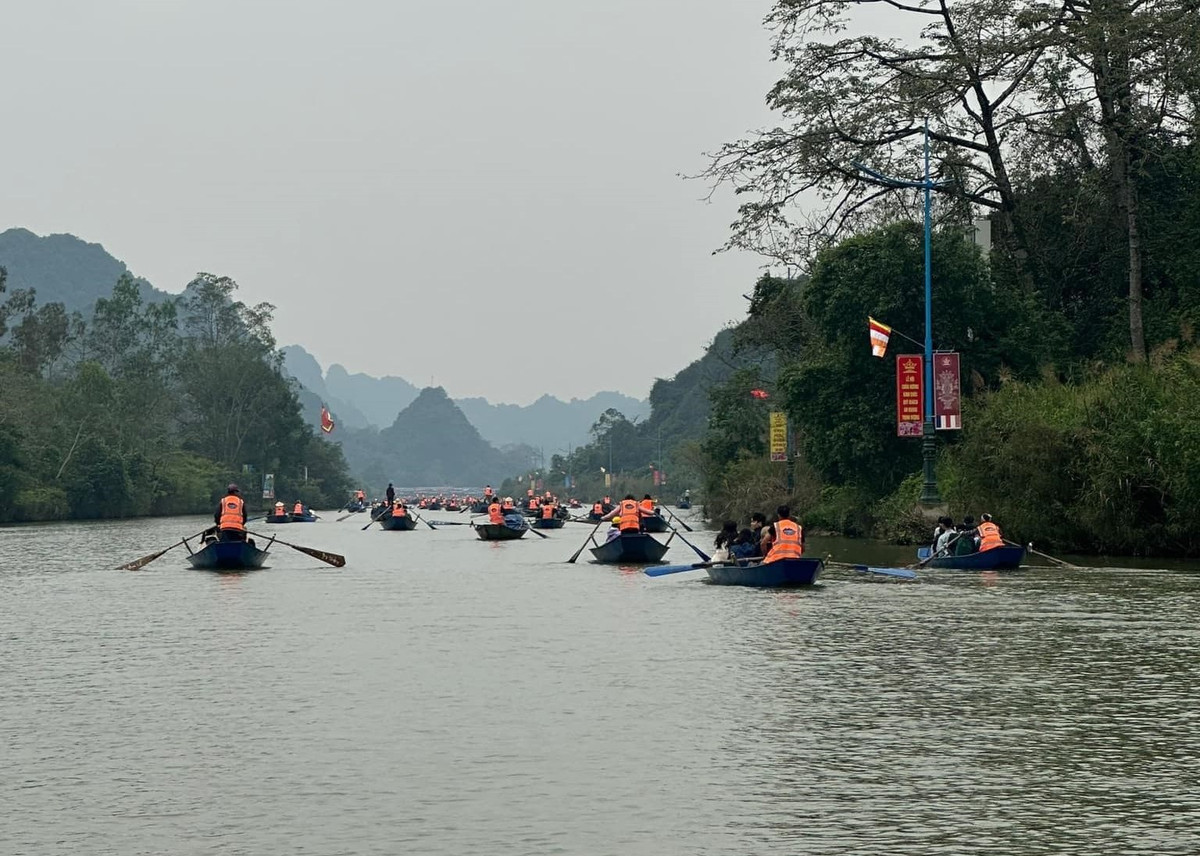 Chưa khai hội, hàng vạn du khách đổ về chùa Hương đầu năm mới - Hình 3 Chua khai hoi, hang van du khach do ve chua Huong dau nam moi-Hinh-3