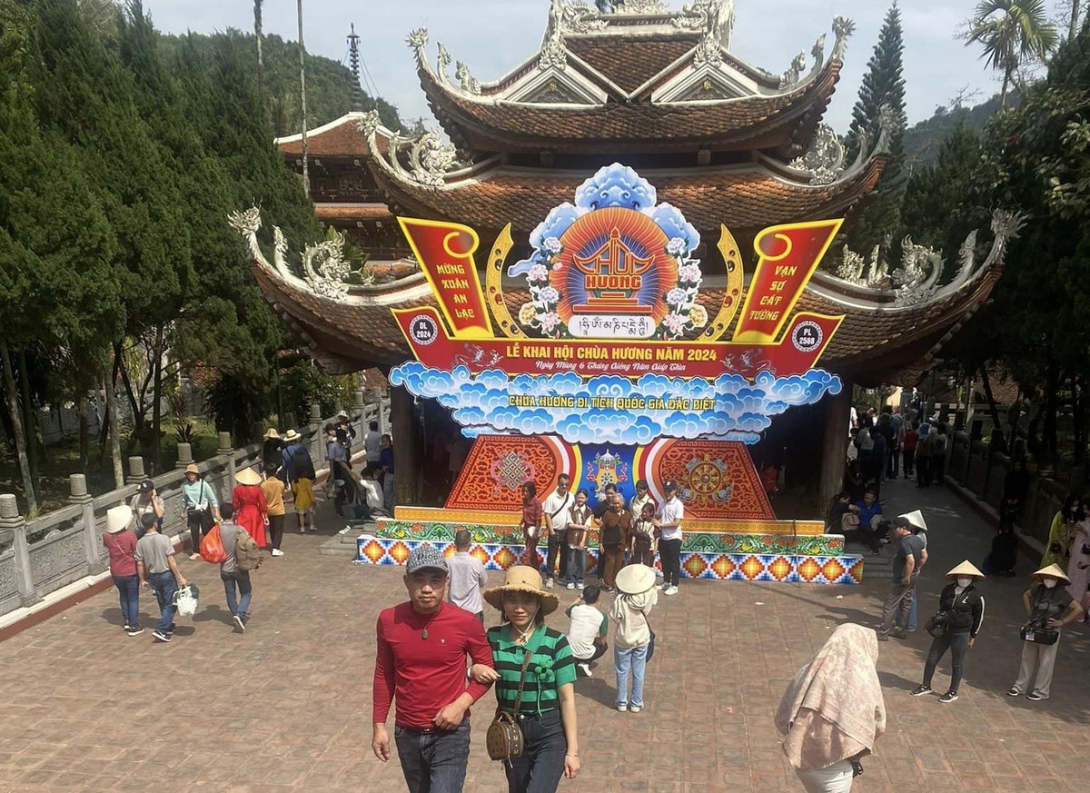 Chưa khai hội, hàng vạn du khách đổ về chùa Hương đầu năm mới Chua khai hoi, hang van du khach do ve chua Huong dau nam moi