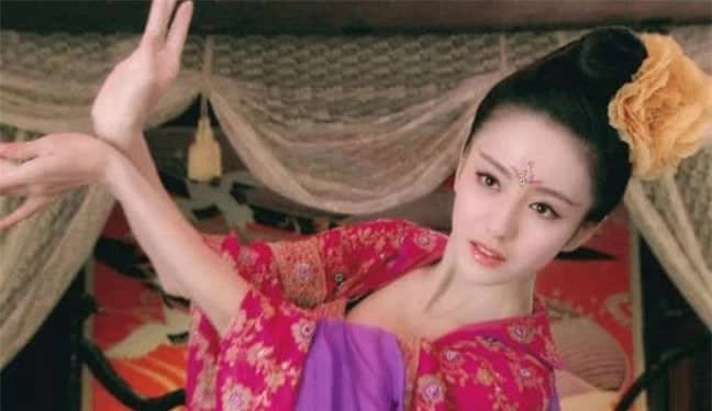 My nu nao bi bo roi tu nho, 29 tuoi lam hoang hau?-Hinh-4