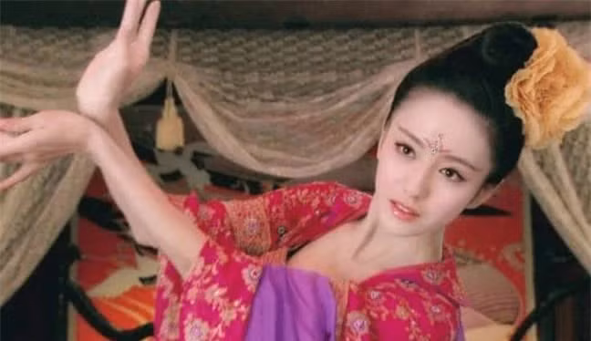 My nu nao bi bo roi tu nho, 29 tuoi lam hoang hau?-Hinh-4