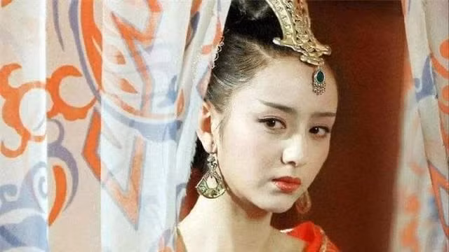 My nu nao bi bo roi tu nho, 29 tuoi lam hoang hau?-Hinh-3