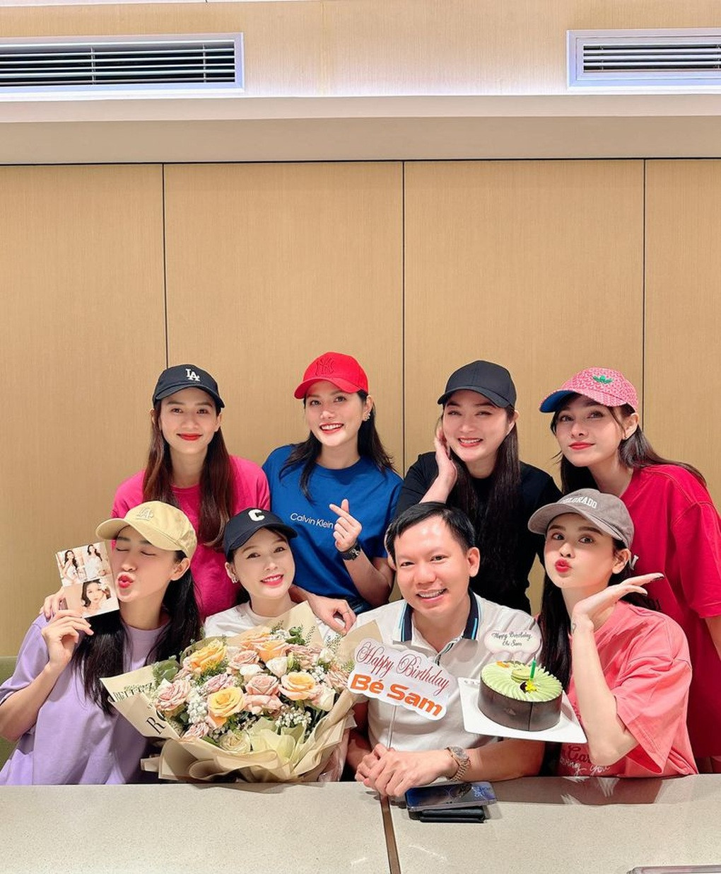 Trong suốt một năm "ở ẩn", Thanh Trúc hạn chế để lộ mặt trên mạng xã hội. Trong một vài khoảnh khắc, cô bị khán giả "soi" chi tiết vòng 2 to bất thường, dáng vẻ cũng mũm mĩm hơn trước. Điều này khiến nhiều người cho rằng mỹ nhân 38 tuổi đã có thai (Ảnh: Facebook nhân vật).