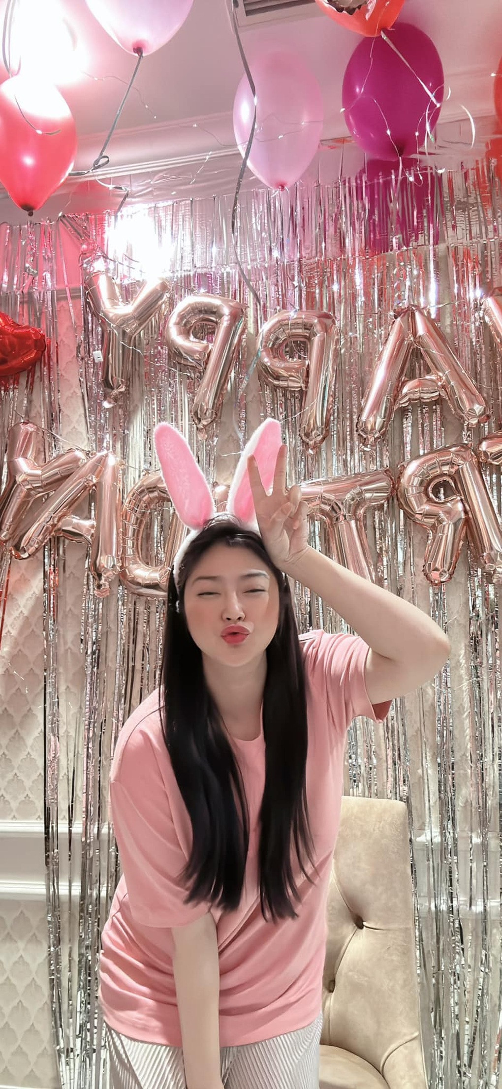 Liên quan đến sự việc trên, Châu Khải Phong đã xác nhận với phóng viên Dân trí là bản thân chưa lập gia đình. Nam ca sĩ nói, mối quan hệ giữa anh và Thanh Trúc chỉ là bạn bè. Nữ diễn viên là người đã giúp anh có những bước chân vững vàng trong sự nghiệp (Ảnh: Facebook nhân vật).