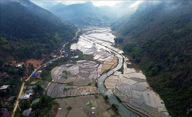 Ngo ngang buc tranh E Tong mua nuoc do-Hinh-6