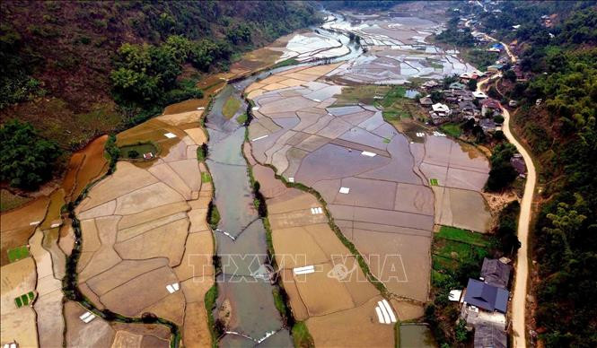 Ngo ngang buc tranh E Tong mua nuoc do-Hinh-5