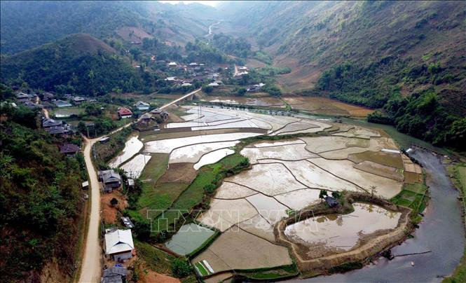 Ngo ngang buc tranh E Tong mua nuoc do