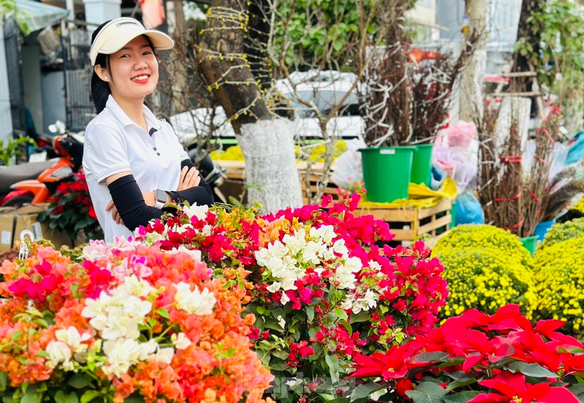Nhiều bạn trẻ đến mua hoa cũng tranh thủ check-in, chụp hình để có những tấm ảnh đẹp, rực rỡ cùng sắc hoa.