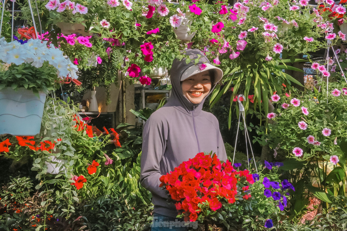Chị Trần Thanh Thúy - tiểu thương bán hoa trên đường Nguyễn Đình Tựu cho biết, giá các loại hoa năm nay có tăng nhưng không nhiều, mấy hôm nay khách đến mua rất đông. “Năm nay Cúc mâm xôi bán rất chạy vì mang ý nghĩa giúp gia đình may mắn, suôn sẻ trong mọi việc nên được rất nhiều gia đình lựa chọn trang trí dịp Tết. Giá cúc mâm xôi dao động từ 150.000-200.000 đồng/chậu”, chị Thúy nói.