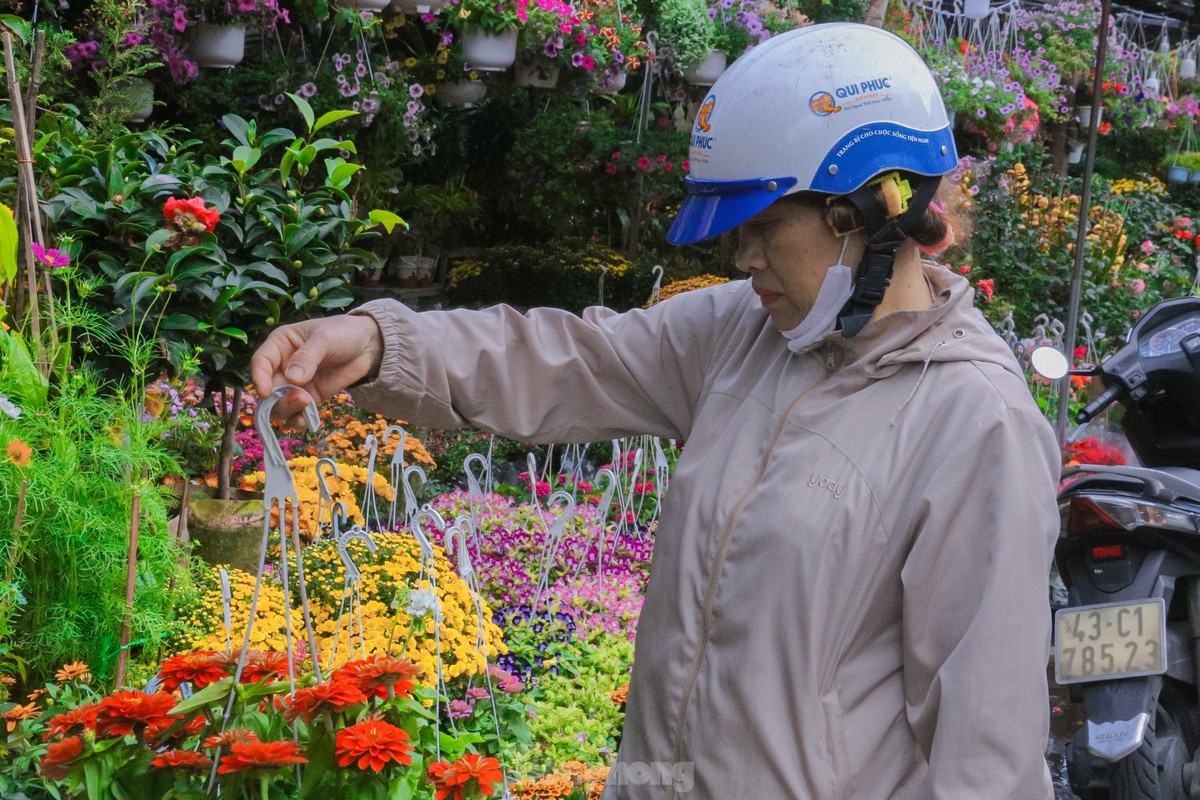 Chị Mai Tâm (trú phường An Khê, quận Thanh Khê) cho hay, năm nào gia đình chị cũng mua hoa về trang trí để tận hưởng không khí đón Tết. Năm nay nhiều chậu hoa lạ, rực rỡ và đẹp mắt nên chị đã đến mua từ rất sớm, mong sao có một cái Tết thật may mắn, hạnh phúc cùng gia đình.