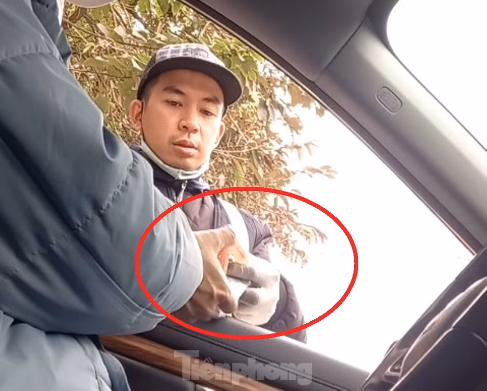 Hình ảnh nhân viên bãi xe ở vỉa hè, lòng đường phố Đặng Thai Mai thu 50.000 đồng/lượt xe của khách những ngày qua.