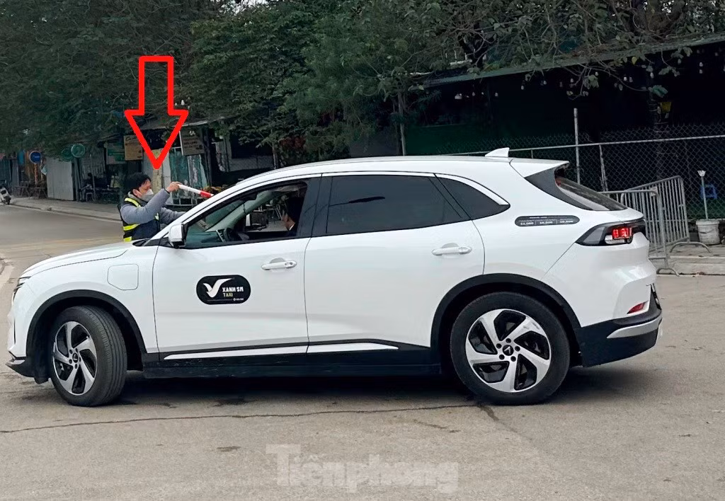 Thậm chí, các nhân viên bãi xe ở đây còn dùng hàng rào sắt chặn ngang đường ven Hồ Tây đoạn qua phố Quảng An để yêu cầu chủ xe cho phương tiện vào gửi ở bãi xe ở vỉa hè phố Đặng Thai Mai. Tình trạng này đã xảy ra ở đầu năm 2023 và năm nay tiếp tục được lập lại.