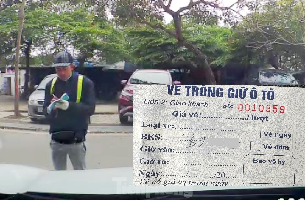 Sau khi người dân đưa xe vào vỉa hè theo hướng dẫn của nhân viên trông xe, nhân viên liền ghi biển số vào tờ vé tự in - không đúng quy định này và thu ngay tiền mặt 50.000 đồng/lượt (gấp đôi giá quy định).