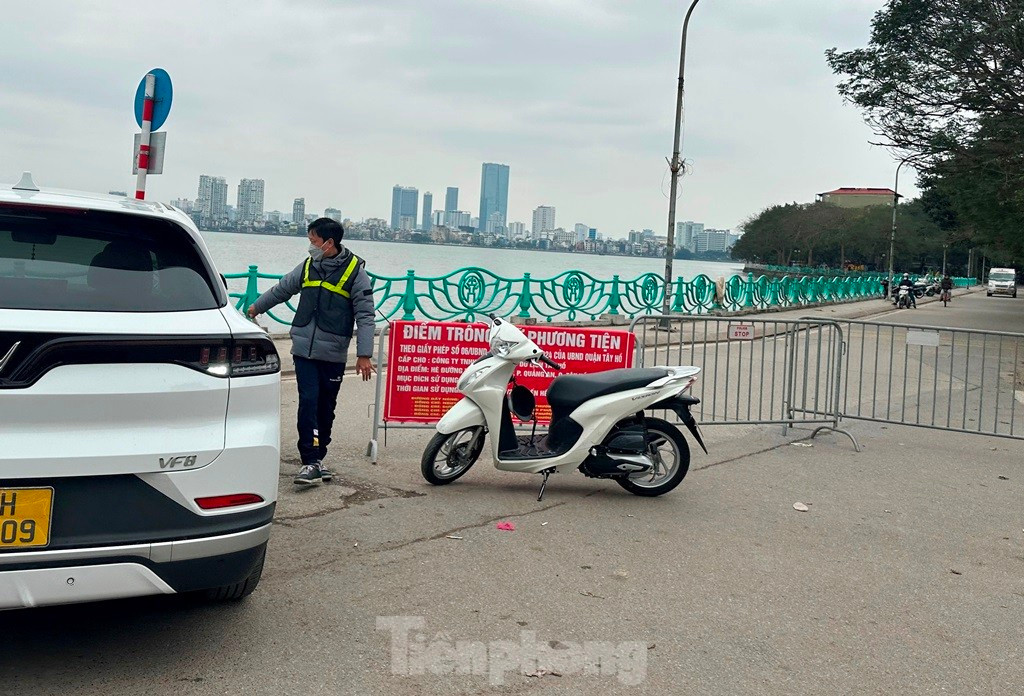 Đại diện Sở GTVT Hà Nội cho biết, Sở GTVT không có phương án phân luồng hay tổ chức giao thông bịt đường dạo quanh Hồ Tây và trên phố Quảng An để "ép" người đi ô tô, xe máy vào phủ Tây Hồ cũng như gửi xe ở hè phố Đặng Thai Mai.