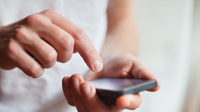 Mo dien thoai vo, toi chet lang vi nhung buc anh co trong do