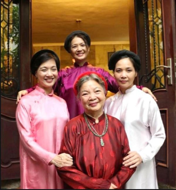 Bước qua tuổi 60, nghệ sĩ Lê Vân có cuộc sống yên ổn và hạnh phúc bên con cái. Nữ nghệ sĩ không thích ồn ào và lặng thầm tận hưởng sự bình dị thường ngày như bao người phụ nữ đến tuổi hưu khác.