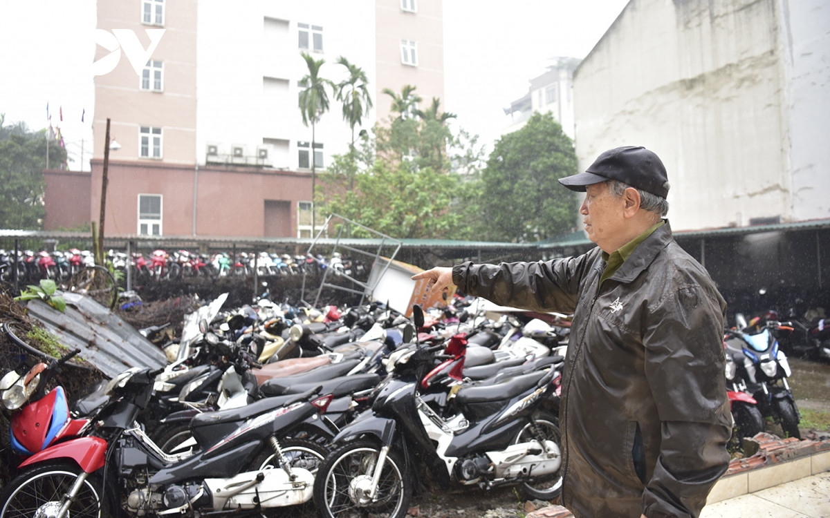 “Chúng tôi đã kiến nghị rất nhiều với các cơ quan chức năng, Phòng CSGT, công an quận để tạo điều kiện thanh lý số xe để lâu càng nhanh càng tốt, đỡ lãng phí tiền của người dân cũng như tiền của nhà nước, tuy nhiên, thủ tục thanh lý rất rườm rà, mất nhiều thời gian, cho nên một số lượng lớn xe máy phải để ra ngoài trời, “đội” mưa nắng, xuống cấp và hỏng hóc rất nhanh”, ông Nguyễn Văn Miềng nói.