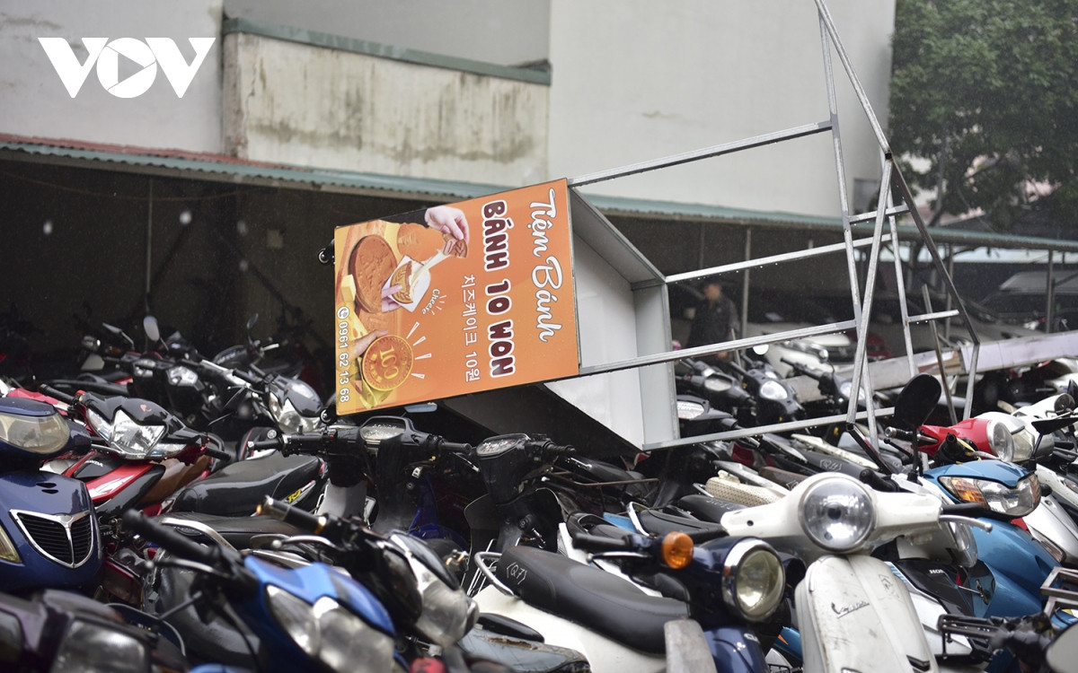 Nhiều trường hợp bỏ luôn xe vì số tiền phạt, phí giữ cao hơn giá trị xe. Xe tại các bãi bị xuống cấp, hư hỏng, bị bỏ bê chẳng khác gì bãi phế liệu.