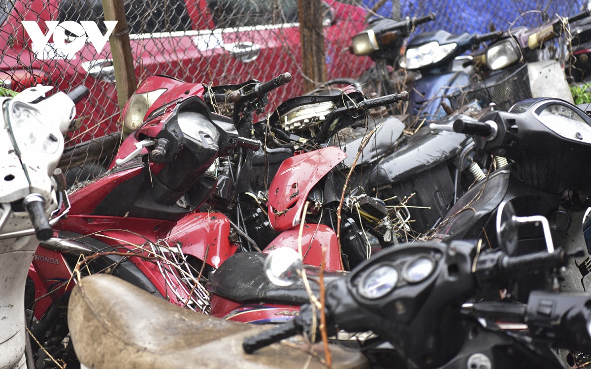 Số lượng phương tiện quá lớn gây lãng phí vì để phơi mưa, phơi nắng nhiều năm, không ít xe đã bị hư hỏng nặng, tập kết thành các bãi phế liệu lớn, chất đống ngổn ngang gần khu dân cư gây mất mỹ quan đô thị.