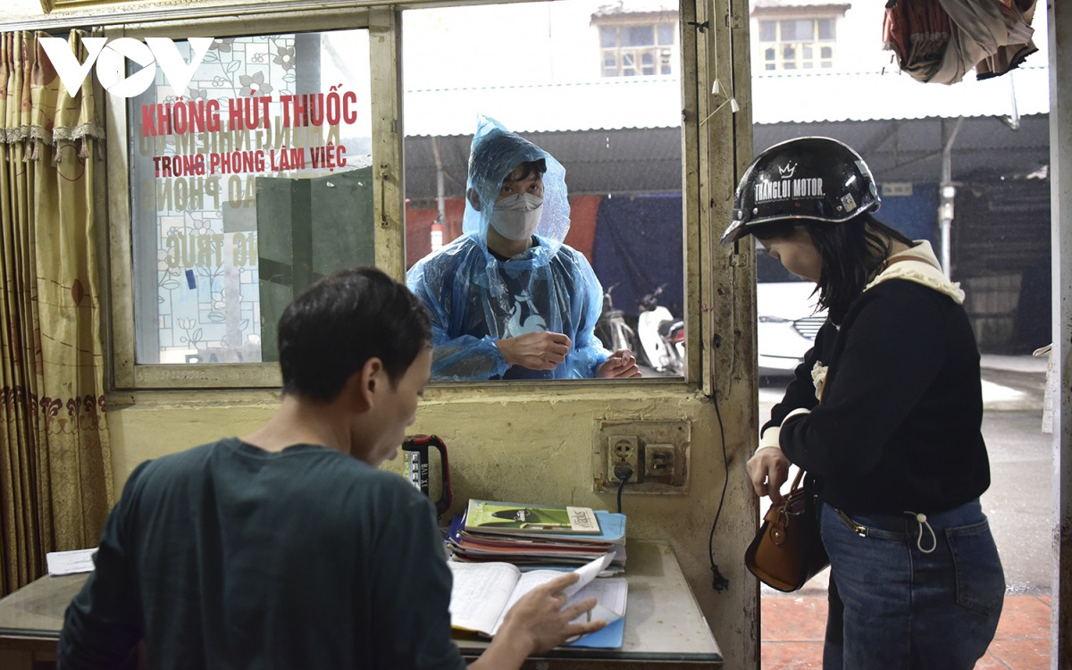 Theo quan sát của PV, trong một buổi sáng chỉ lác đác vài ba người đến làm thủ tục lấy phương tiện ra.