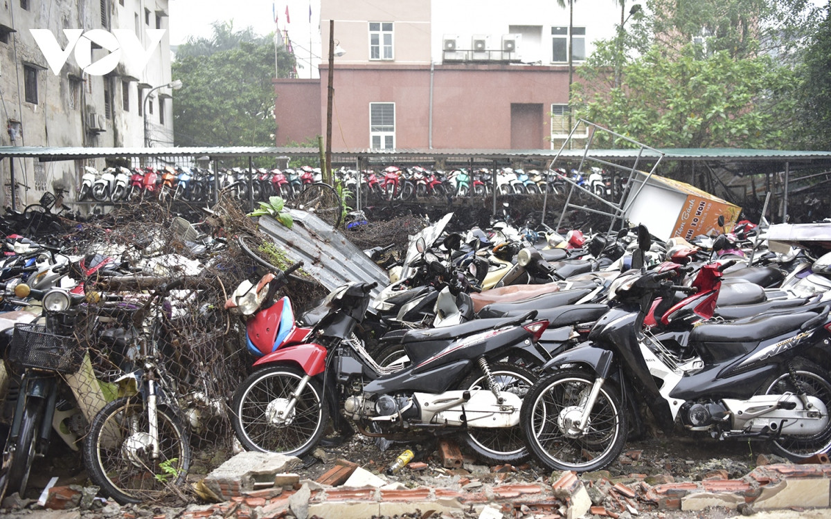 Bãi xe của Công ty TNHH Hà Cầu - Thăng Long (Hà Đông - Hà Nội), đơn vị ký hợp đồng trông giữ xe vi phạm, xe tang vật với công an một số quận, đội cảnh sát giao thông và tổ công tác 141 Công an TP Hà Nội, hoạt động hơn 20 năm nay. Tại đây đang trông giữ khoảng 3.000 xe máy và 20 ô tô của người vi phạm an toàn giao thông.