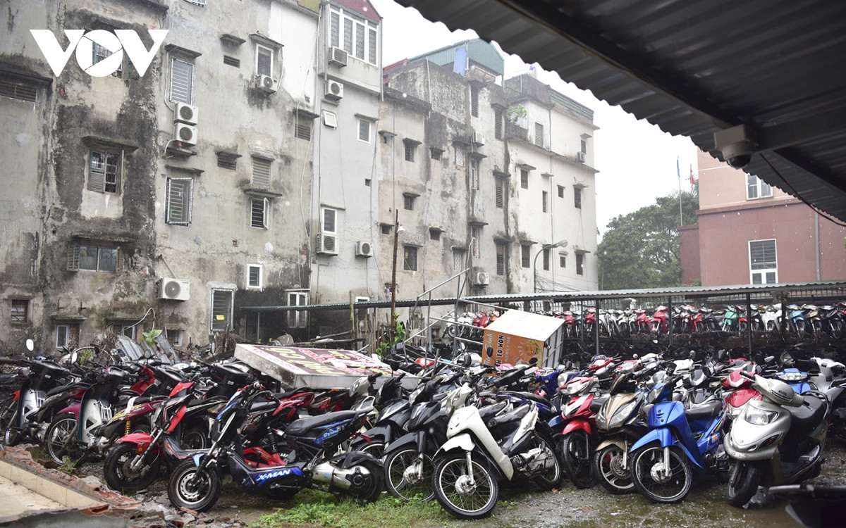 Hàng trăm chiếc xe để san sát không còn chỗ trống, gây lãng phí vô cùng.