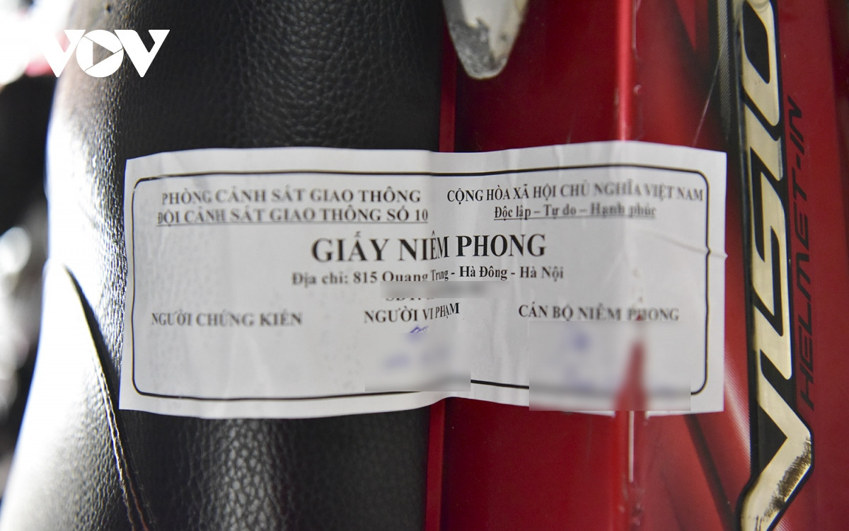 Cũng theo ông Miềng, hiện có những xe 2-3 năm mới thanh lý được, mặt bằng có hạn nên rất chật chội. Nhiều khu vực phải xếp thành 2 tầng, bãi để xe quá tải nghiêm trọng, phải thuê thêm một số điểm khác ở ngoài để giữ phương tiện. Thế nhưng hiện đang gặp nhiều khó khăn về kinh phí để thuê bến bãi và người trông giữ phương tiện.