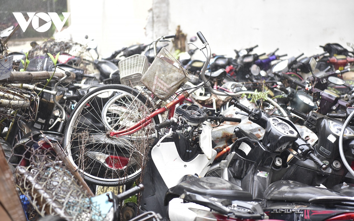 Phần lớn các loại xe ở đây đều đã xuống cấp và hoen gỉ. Không ít phương tiện bị tạm giữ do chủ điều khiển bị xử lý vì vi phạm nồng độ cồn.