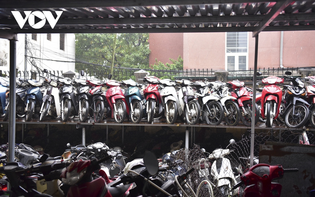 Các phương tiện thuộc nhiều chủng loại, từ xe máy điện đến xe tay ga cũ, mới, thậm chí có những chiếc xe mô tô giá trị cao thuộc dòng phân khối lớn cũng được bỏ lại trong suốt thời gian dài.