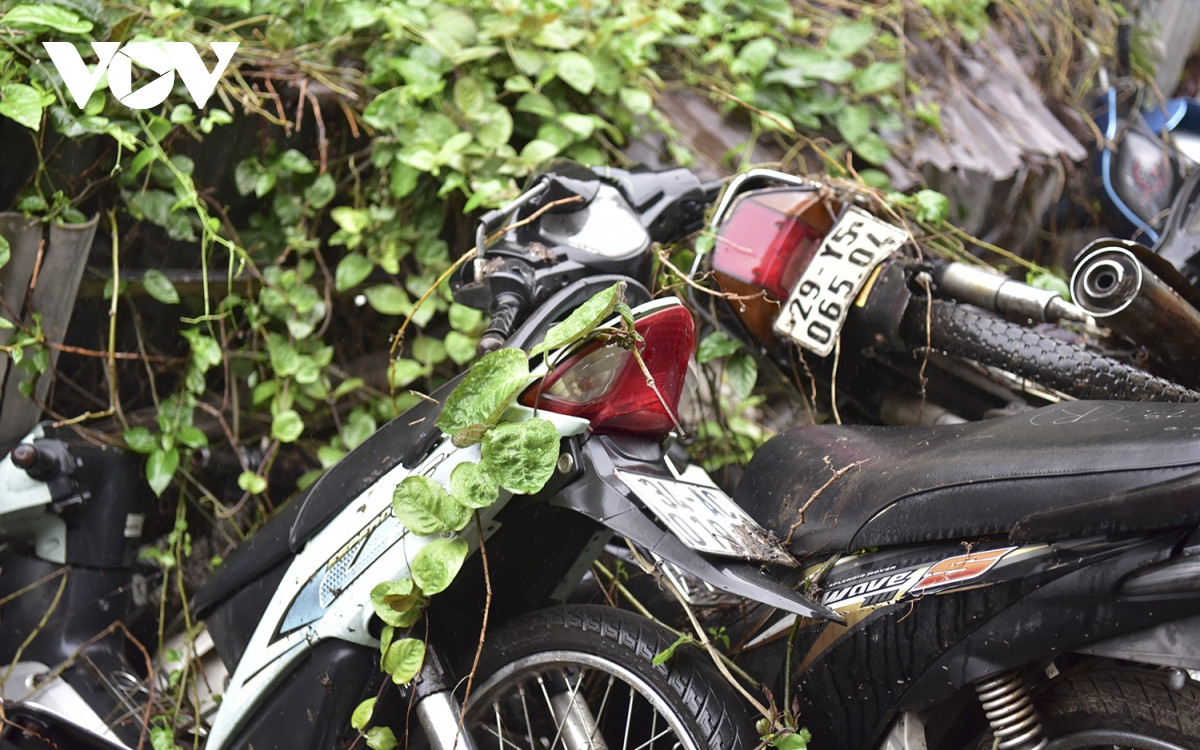 Có những xe đã "nằm" bãi 2-3 năm, thậm chí có xe hơn 10 năm mà không thể thanh lý được. Giờ đây chúng đã biến thành những đống sắt hoen gỉ.