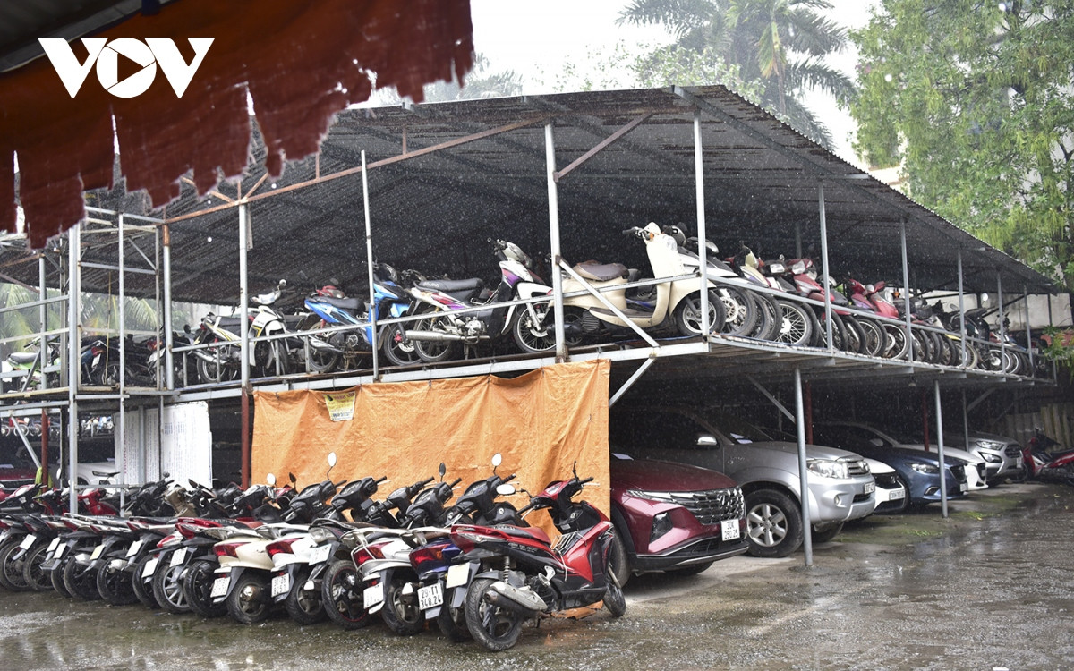 Theo quy định pháp luật hiện hành, thời hạn tạm giữ phương tiện là 7 ngày. Từ ngày 1/5/2020, Nghị định 31/2020/NĐ-CP có hiệu lực quy định, nếu người vi phạm không đến giải quyết, đơn vị tạm giữ phương tiện sẽ tiến hành các thủ tục xác minh để tìm chủ sở hữu. Cụ thể, trong ba ngày kể từ ngày hết thời hạn tạm giữ xe vi phạm hành chính, nếu người vi phạm không đến nhận, cảnh sát phải thông báo trên phương tiện thông tin đại chúng và niêm yết công khai tại trụ sở trong 30 ngày. Sau đó, cảnh sát sẽ tịch thu xe vi phạm bán đấu giá.