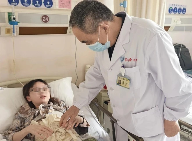 Co gai 20 tuoi mac benh hiem 'ma ca rong'