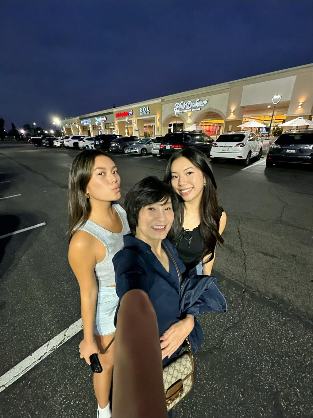 Hồng Đào cũng dành nhiều thời gian cho bản thân, thường xuyên đi du lịch, vui chơi cùng bạn bè. Vào các dịp đặc biệt, cô quây quần bên 2 con gái. Nữ diễn viên tự hào khi các con đều trưởng thành, giỏi giang và hiểu chuyện.