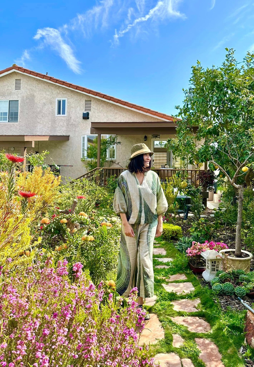 Sau khi ly hôn, kết thúc 24 năm gắn bó với nghệ sĩ Quang Minh hồi năm 2019, Hồng Đào sống cùng mẹ và 2 con gái. Tại Mỹ, nữ nghệ sĩ sống trong căn biệt thự rộng với đầy đủ tiện nghi. Cơ ngơi của cô rợp bóng cây xanh và hoa tươi, ngoài ra còn có bể bơi và một khuôn viên để uống trà chiều, nghỉ ngơi. Niềm vui hằng ngày của cô là được chăm sóc khu vườn nhỏ của mình.