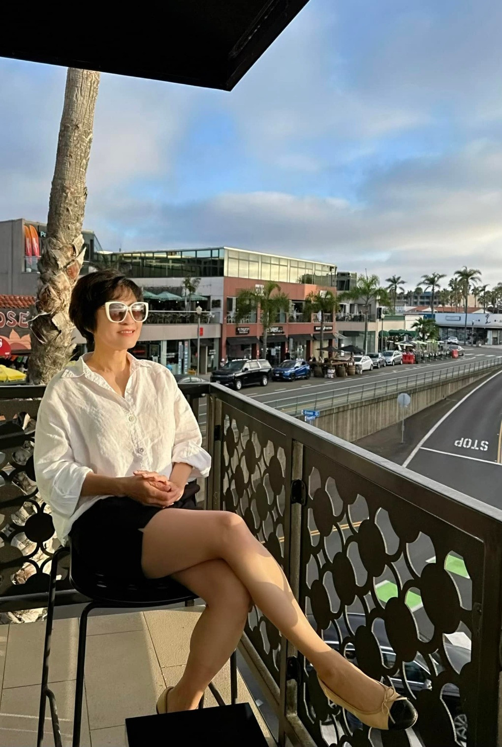 Nữ nghệ sĩ sở hữu phong cách thời trang đa dạng, từ quyến rũ đến năng động. Từ khi cắt tóc ngắn, Hồng Đào càng tự tin diện các trang phục có phong cách trẻ trung, hiện đại.