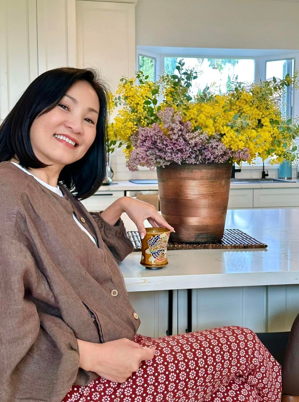 Sau ly hôn, Hồng Đào hạn chế nhắc về người cũ. Trong khi đó, Quang Minh thường nhắc về vợ cũ trước truyền thông. Theo Quang Minh, cả hai vẫn giữ mối quan hệ bạn bè sau 5 năm ly hôn, thỉnh thoảng họ động viên nhau khi đối phương đạt được những thành tựu nghệ thuật (Ảnh: Facebook nhân vật).