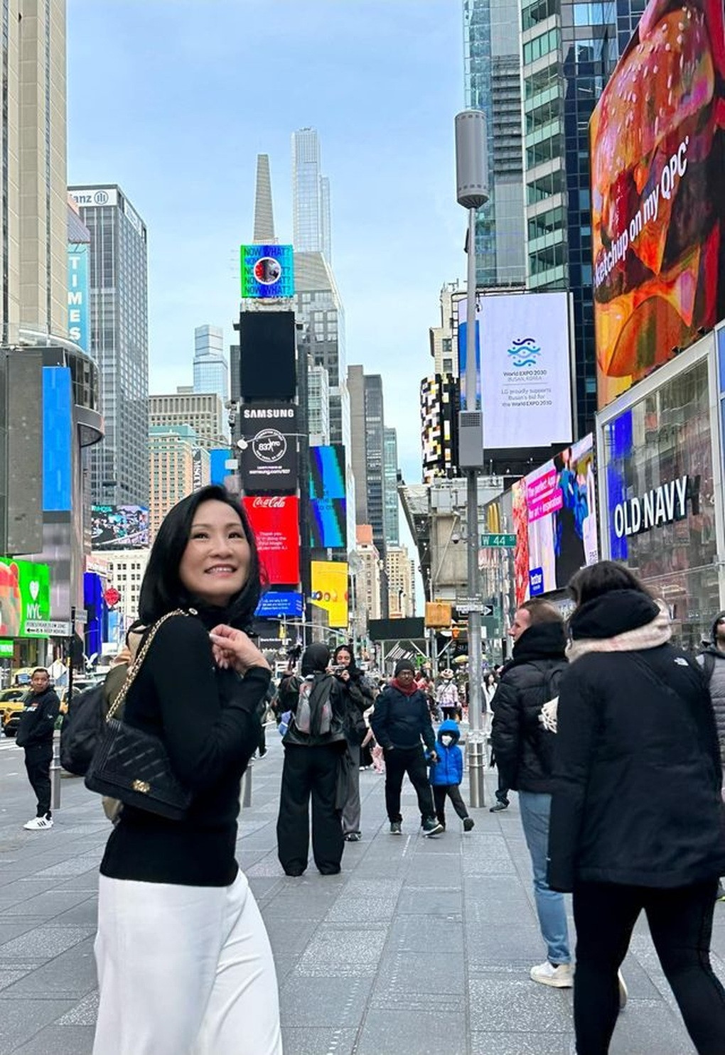 Bên cạnh đó, Hồng Đào khiến khán giả Việt tự hào khi góp mặt trong phim Hollywood "Beef" vào tháng 4/2023. Dù chỉ xuất hiện với thời lượng ngắn nhưng nữ diễn viên được khen ngợi có lối diễn xuất tự nhiên, sử dụng lời thoại tiếng Anh mượt mà.